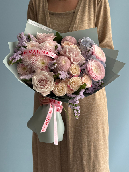 Pink Soufflé; pembe gül, sprey gül, lila krizantem, krem ortanca ve soft calla dokunuşlarıyla hazırlanan zarif bahar buketi.